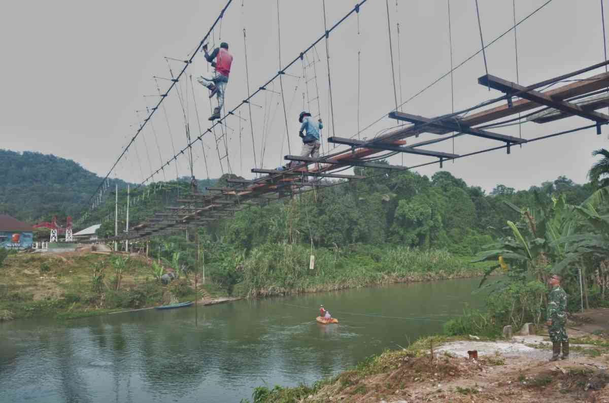 Pembangunan jembatan gantung di Desa Pusar Kecamatan Baturaja Barat Kabupaten OKU terus digeber pengerjaannya.