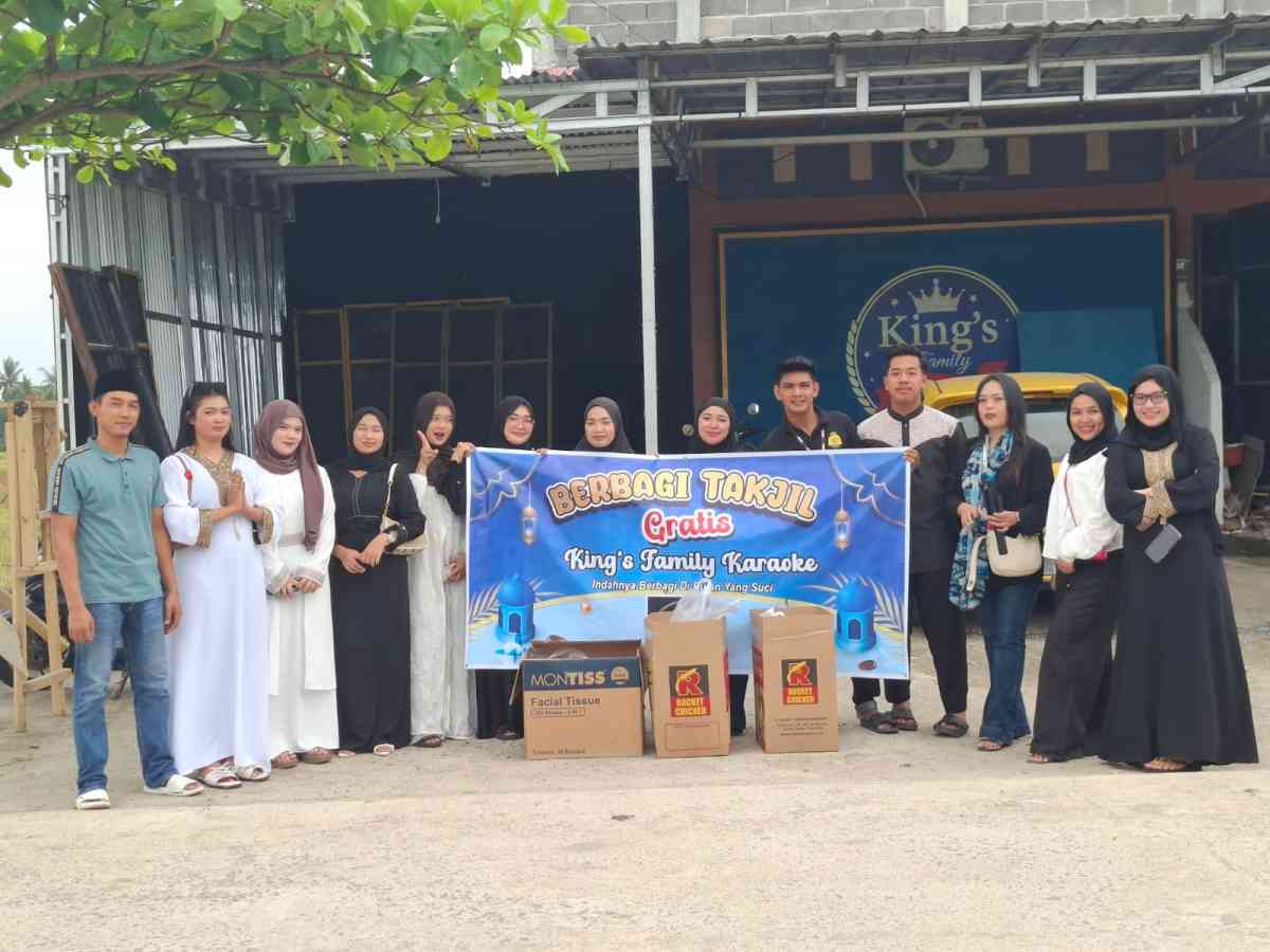 Di bulan suci Ramadhan, pegawai King Karaoke melakukan kegiatan sosial dengan membagikan takjil kepada pengguna jalan di Desa Gumawang, Kecamatan Belitang, Kabupaten OKU Timur. 