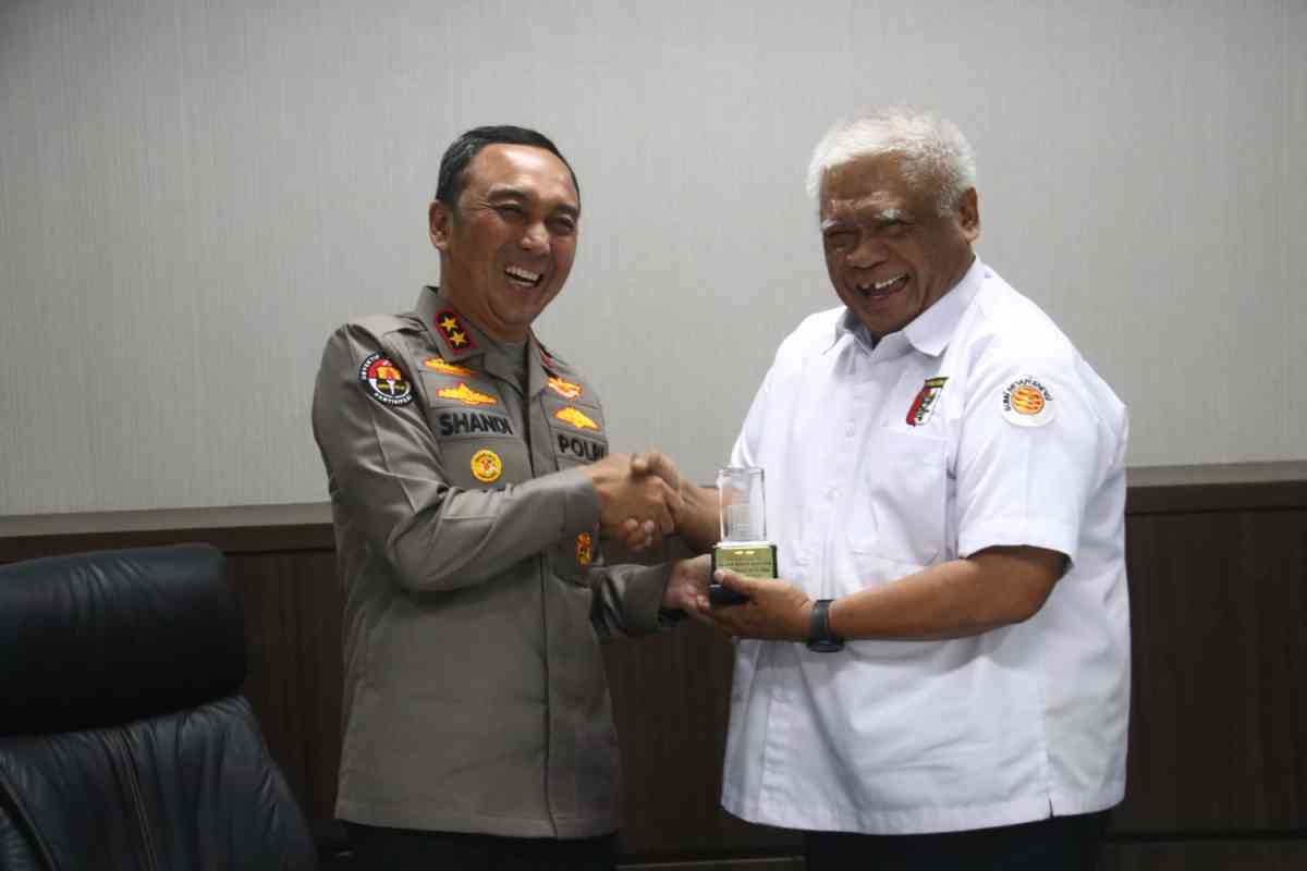 Kapolda Sumatera Selatan Irjen Pol Dr. H. Sandi Nugroho, S.I.K., S.H., M.Hum. menyoroti maraknya peredaran dan penyalahgunaan senjata api ilegal yang kerap digunakan dalam berbagai tindak kriminal di Indonesia.