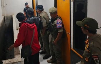 Belasan pasangan kepergok ngamar oleh Satpol PP yang menggelar razia.