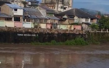 Debit air sungai ogan bertambah, seiring hujan mereda yang terjadi pada Minggu 5 April 2026 malam. Pantauan okusatu.id di sungai ogan jembatan ogan satu, debit air bertambah cukup signifikan.