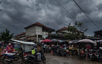 Awan gelap menyelimuti wilayah OKU Raya saat hujan ringan turun di Sumatera Selatan