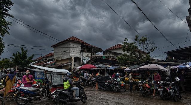 Awan gelap menyelimuti wilayah OKU Raya saat hujan ringan turun di Sumatera Selatan