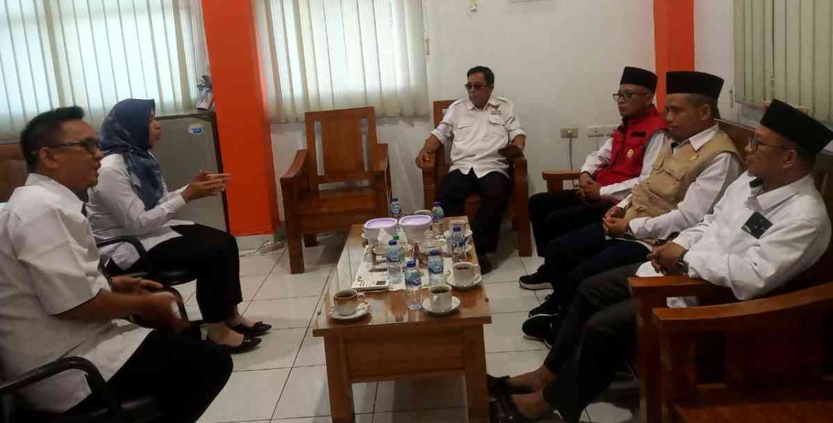 Baznas OKU mengunjungi BPS OKU untuk menjalin kerjasama terkait data kemiskiman di Kabupaten OKU. 