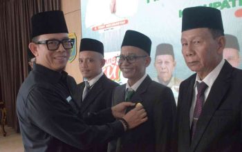 Bupati OKU H Teddy Meilwansyah memasangkan Pin Ketua Baznas OKU Imam Nuryadin.