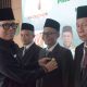 Bupati OKU H Teddy Meilwansyah memasangkan Pin Ketua Baznas OKU Imam Nuryadin.