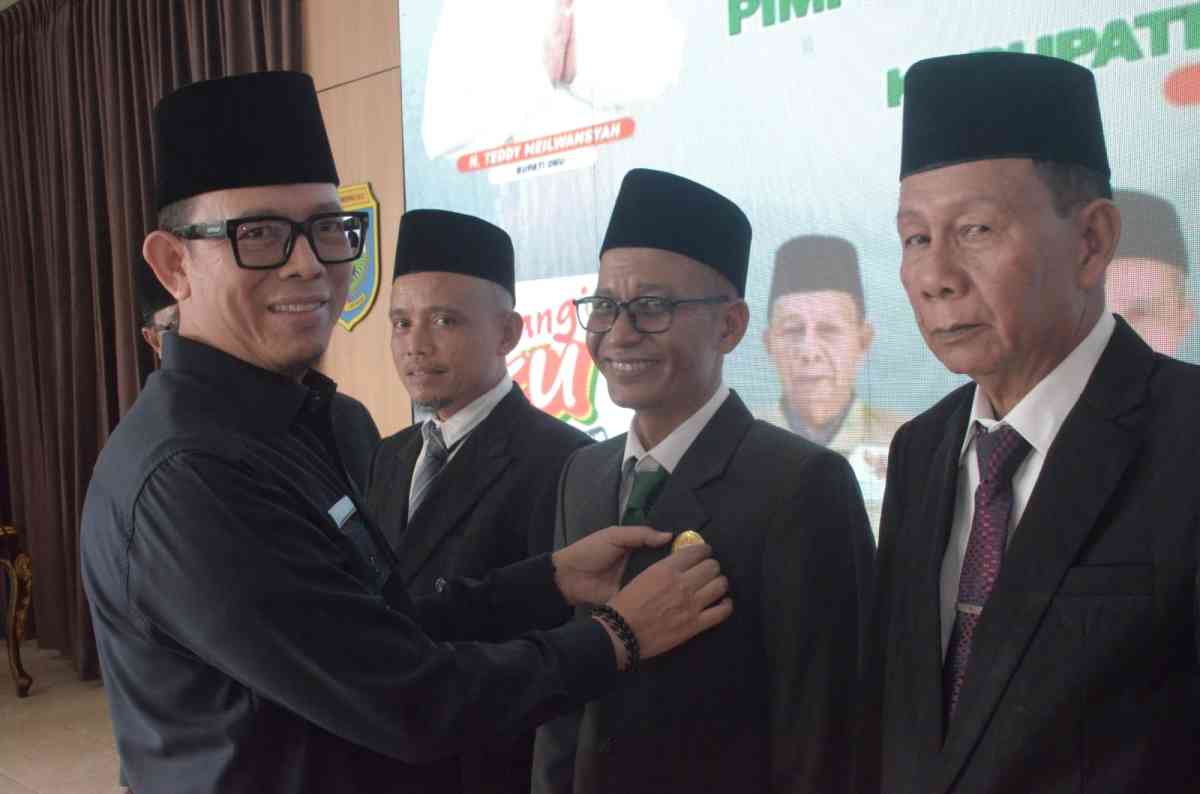 Bupati OKU H Teddy Meilwansyah memasangkan Pin Ketua Baznas OKU Imam Nuryadin.