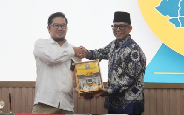 Bupati OKU Teddy Meilwansyah saat menyerahkan laporan keuangan 2025 kepada BPK RI Perwakilan Sumatera Selatan di Palembang