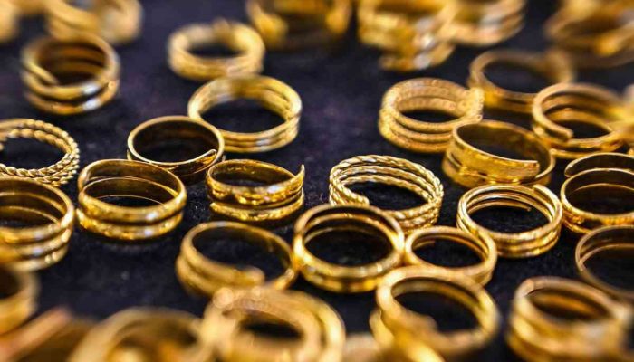 Emas Menggila! Harga Tiba-Tiba Melejit