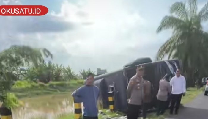 Bus Pengantar JCH Terguling dì Belitang, Delapan Penumpang Luka – luka