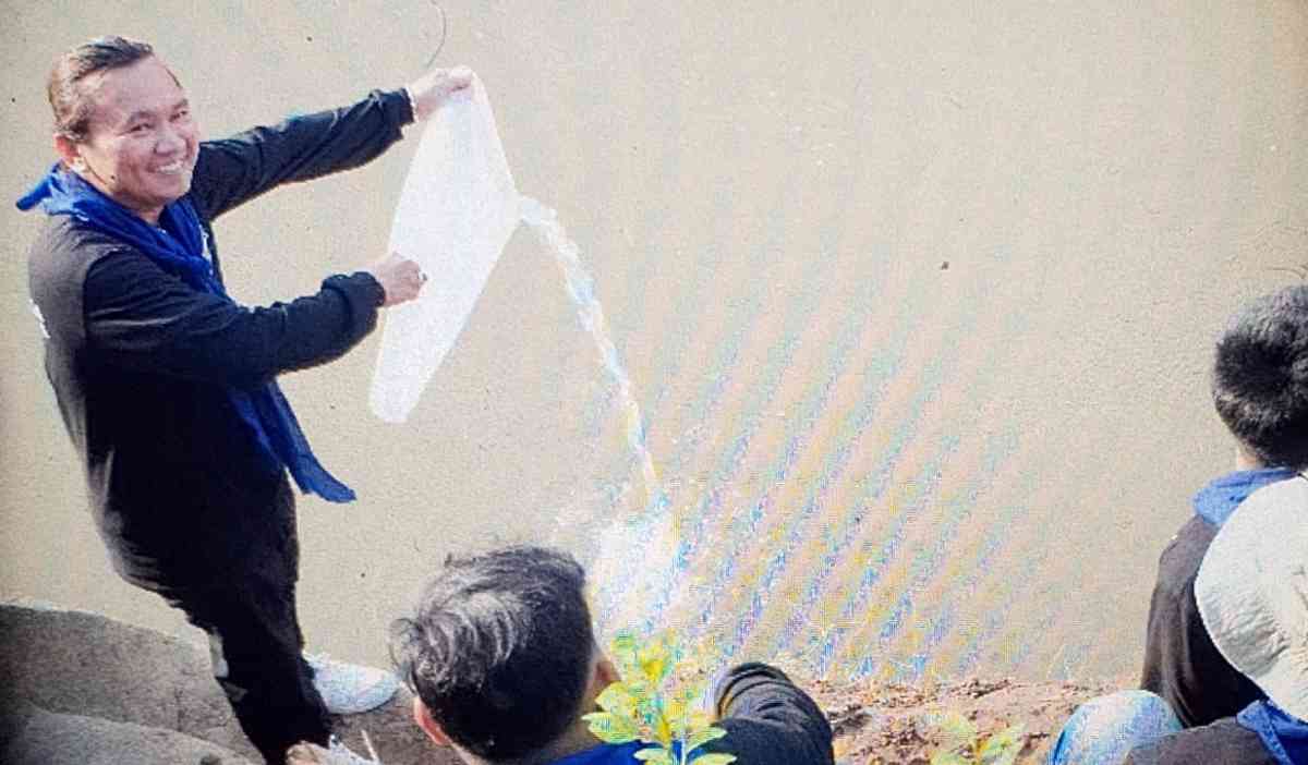 Ketua bahtera Bentala indonesia Yakamora melepas benih ikan ke sungai ogan. 