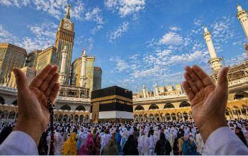 Jamaah haji berdoa di depan Ka’bah Masjidil Haram Makkah dengan tangan terangkat di tengah kerumunan