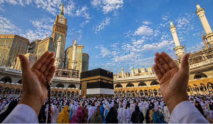 Jamaah haji berdoa di depan Ka’bah Masjidil Haram Makkah dengan tangan terangkat di tengah kerumunan