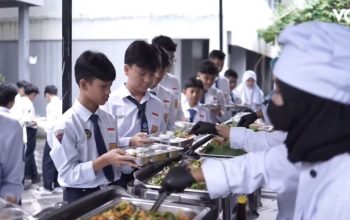 Siswa sekolah di Palembang antre mengambil makanan program Makan Bergizi Gratis dengan sistem prasmanan