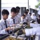 Siswa sekolah di Palembang antre mengambil makanan program Makan Bergizi Gratis dengan sistem prasmanan