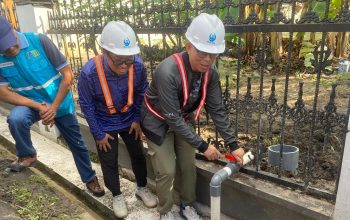 – Program pengurasan perpipaan Instalasi Pengolahan Air (IPA) yang digulirkan PDAM Tirta Raja OKU, resmi dimulai. Program moncer tersebut diluncurkan langsung Bupati OKU H Teddy Meilwansyah, Jumat 24 April 2026.