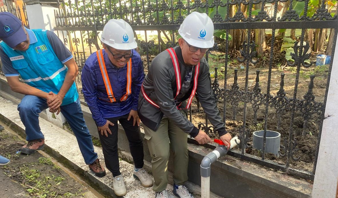 – Program pengurasan perpipaan Instalasi Pengolahan Air (IPA) yang digulirkan PDAM Tirta Raja OKU, resmi dimulai. Program moncer tersebut diluncurkan langsung Bupati OKU H Teddy Meilwansyah, Jumat 24 April 2026.