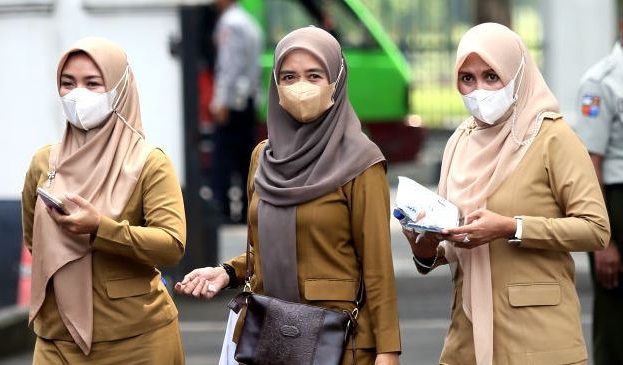 Pegawai PPPK Sumatera Selatan mengurus berkas perpanjangan kontrak kerja di kantor BKD