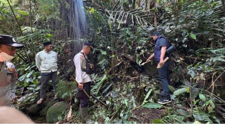 Penemuan jasad perempuan di tepi sungai Desa Tebat Layang OKU Selatan dijaga aparat