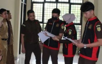 Petugas Kejaksaan menggeledah kantor Dinas Perkim PALI dan menyita barang bukti dugaan korupsi proyek