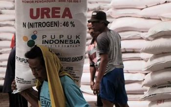 Karikatur penyelundupan pupuk subsidi dengan truk mencurigakan di malam hari