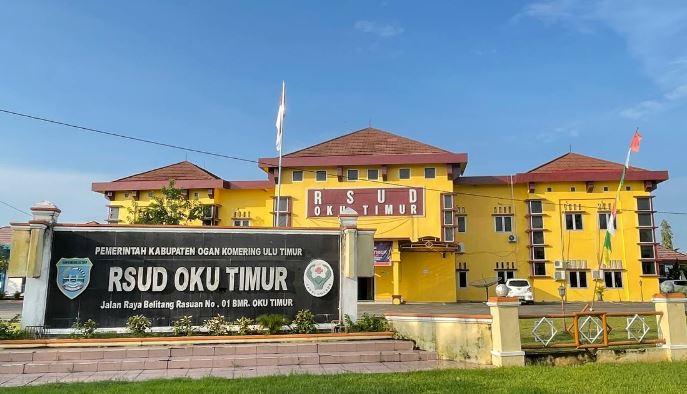 Ilustrasi pelayanan RSUD OKU Timur yang terancam turun akreditasi akibat lemahnya implementasi RME