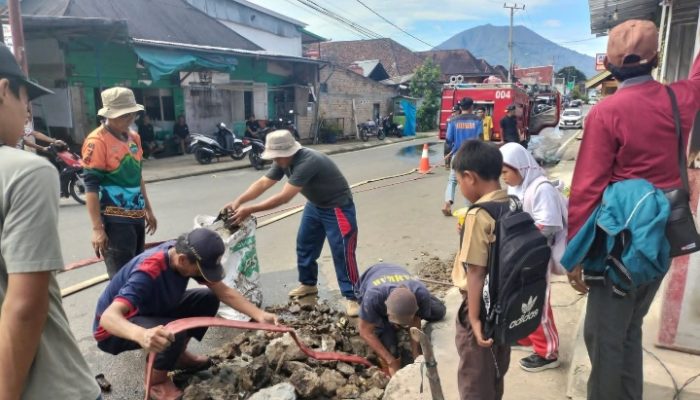 Bertahun-tahun Sampah Menyumbat, Lurah Bandar Agung Ranau Turun Tangan