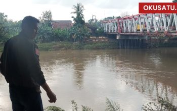 Kepala BPBD OKU Januar Effendi memantau debit air sungai ogan yang mulai surut di kawasan jembatan ogan II Kelurahan Sukajadi.