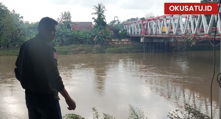 Kepala BPBD OKU Januar Effendi memantau debit air sungai ogan yang mulai surut di kawasan jembatan ogan II Kelurahan Sukajadi.