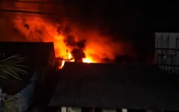 Toko Bangunan Terbakar dì Pasar Sriwijaya, Dapur Rumah Warga Ikut Kesambar