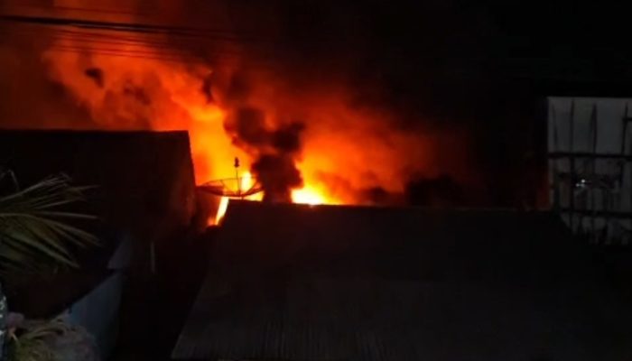 Toko Bangunan Terbakar dì Pasar Sriwijaya, Dapur Rumah Warga Ikut Kesambar