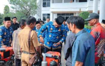 Dongkrak Hasil Pertanian, Bupati OKU Selatan Serahkan Hand Tracktor