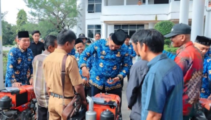 Dongkrak Hasil Pertanian, Bupati OKU Selatan Serahkan Hand Tracktor