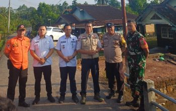 Kepala BPBD OKU Januar Effendi bersama tim penanggulangan bencana.