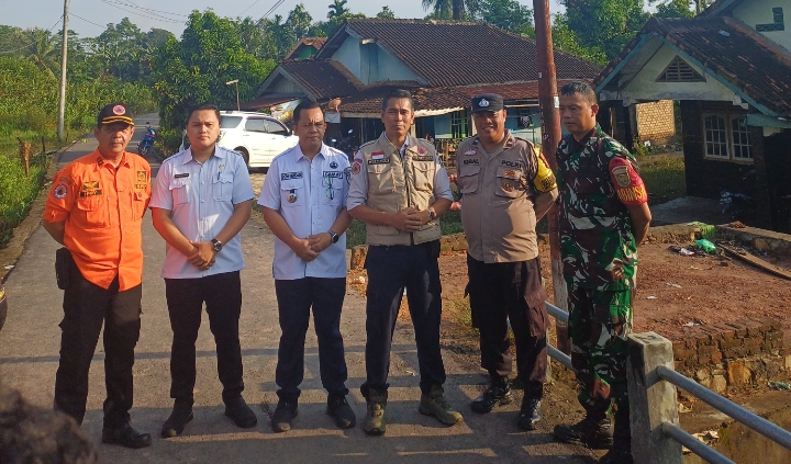 Kepala BPBD OKU Januar Effendi bersama tim penanggulangan bencana.