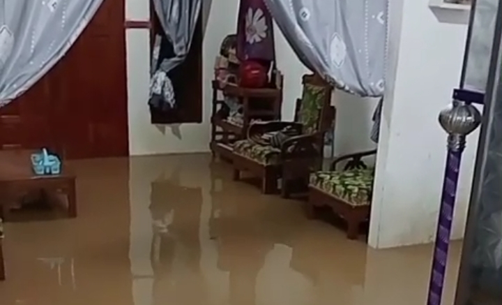 Salah satu rumah warga yang terendam banjir akibat hujan yang mengguyur Kota Baturaja. 