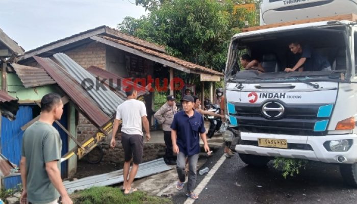 Adu Mekanik Truk Box Vs Dump Truk , Rumah Warga dì OKU jadi Korban 