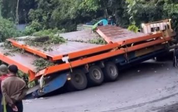 Trailer terperosok di Muara Enim melintang di Jalan Lintas Sumatera hingga menyebabkan kemacetan panjang