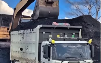 Truk batu bara melintas di jalan umum Sumatera Selatan di tengah kebijakan pelarangan gubernur