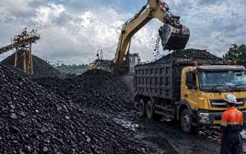 Truk batu bara berhenti di jalan Sumatera Selatan akibat kebijakan pelarangan angkutan