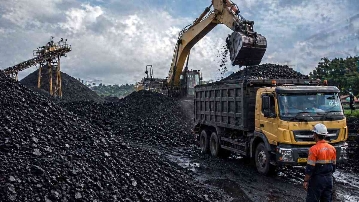 Truk batu bara berhenti di jalan Sumatera Selatan akibat kebijakan pelarangan angkutan