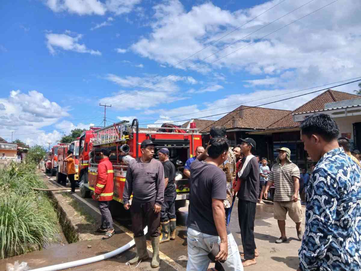 Tiga unit mobil pemadam kebakaran diterjunkan ke lokasi kebakaran di Desa Gedung Wani, Kecamatan Runjung Agung, untuk memadamkan api yang melanda permukiman warga.