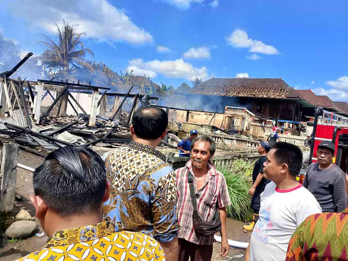 Petugas pemadam kebakaran memadamkan api di permukiman warga Desa Gedung Wani Runjung Agung OKU Selatan