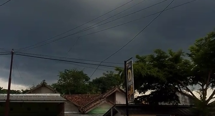 Masyarakat di Provinsi Sumatera Selatan sebaiknya tidak lengah. Pasalnya, potensi hujan pada hari ini, Selasa 14 April 2026 masih sangat kuat terjadi. Foto : Mustofa / OKUSATU.Id