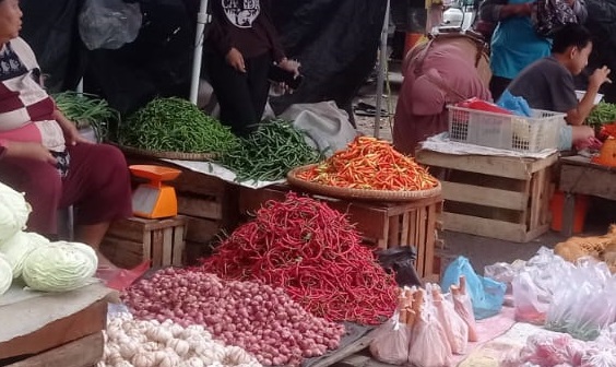 Pedagang cabai di pasar tradisional Sumsel saat harga cabai naik