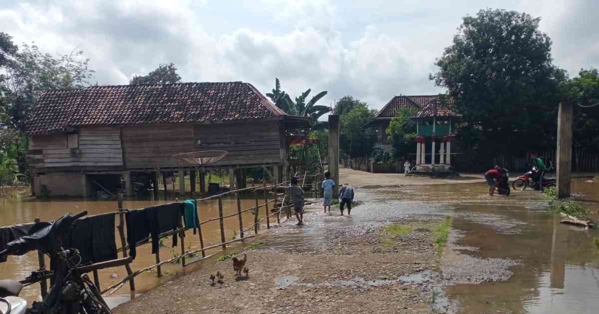 Banjir yang disebabkan tingginya curah hujan di Kabupaten OKU pada Selasa 14 April 2026 berdampak luas.