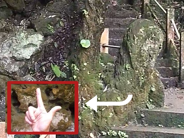 Lokasinya di tangga jalan keluar Goa Putri. 