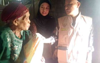 Tinjau Warga Kurang Mampu, Salurkan Bantuan Sembako di  Baturaja Timur