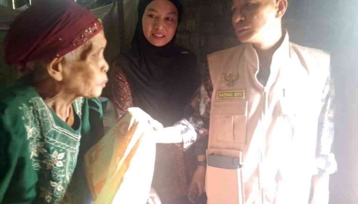 Tinjau Warga Kurang Mampu, Salurkan Bantuan Sembako di  Baturaja Timur