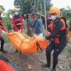 Tim SAR mengevakuasi jasad siswi SMP Ambar (15) korban tenggelam di Sungai Komering OKU Timur setelah dua hari pencarian